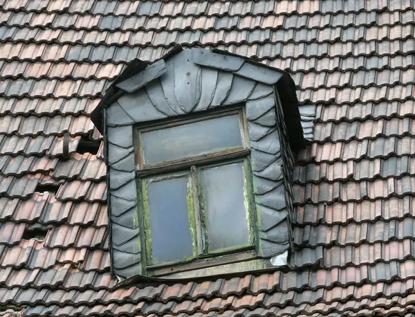 Lucarne habillée de zinc sur une toiture en tuiles plates