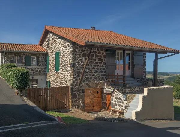 Maison en pierre couverte de tuiles