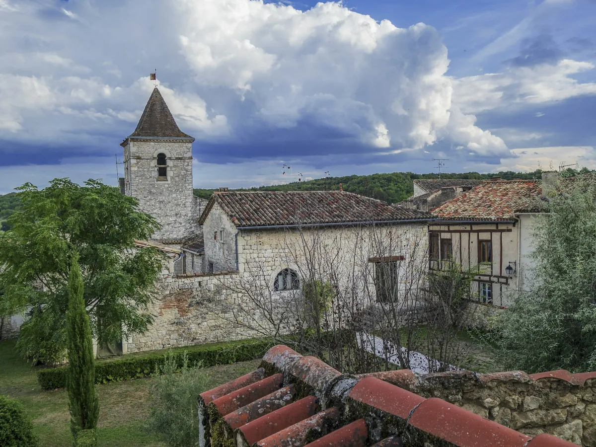 Toits de tuiles et clocher d'un village du Lot
